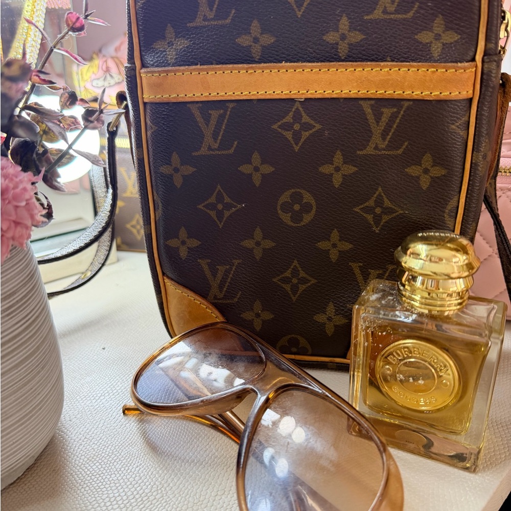 Louis Vuitton Danube crossbody Monogram Messenger Bag - Brown/Tan Leather Trim - Picture 3 of 16